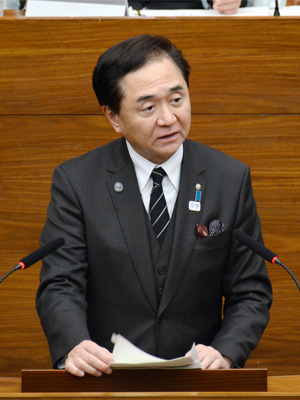 答弁を行う黒岩知事