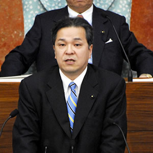 質疑を行う藤井しんすけ