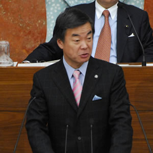 答弁を行う松沢知事