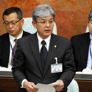 答弁を行う教育長