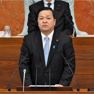 質疑を行う藤井しんすけ