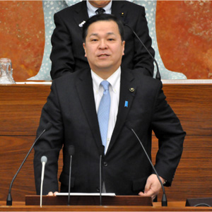 質疑を行う藤井しんすけ