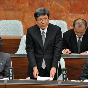 答弁を行う警察本部長