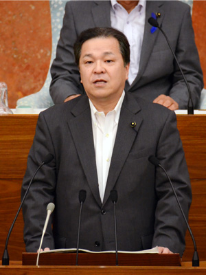 質疑を行う藤井しんすけ