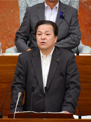 質疑を行う藤井しんすけ