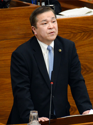 質疑を行う藤井しんすけ