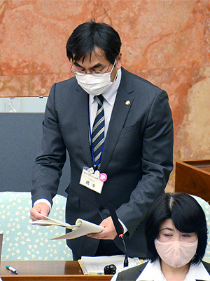 答弁を行う福祉子どもみらい局長
