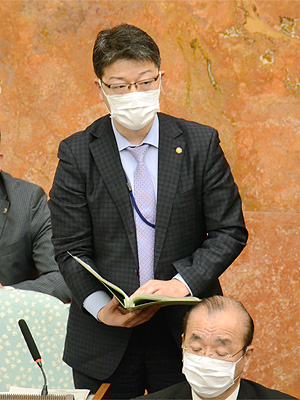 答弁を行う健康医療局長