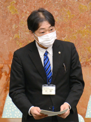 答弁を行う産業労働局長