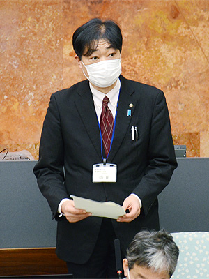 答弁を行うくらし健康医療局長