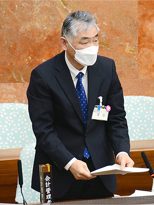 答弁を行う会計局長