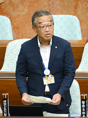 答弁を行う福祉子どもみらい局長