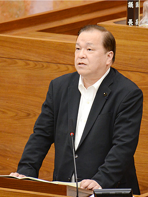 質疑を行う藤井しんすけ