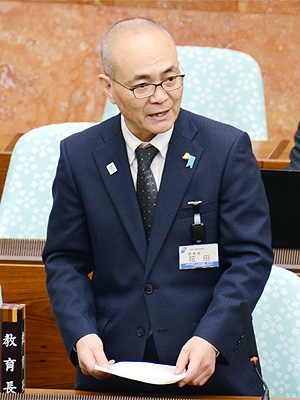 答弁を行う教育長