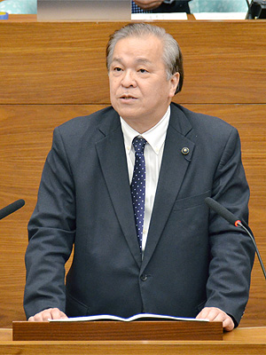 質疑を行う藤井しんすけ